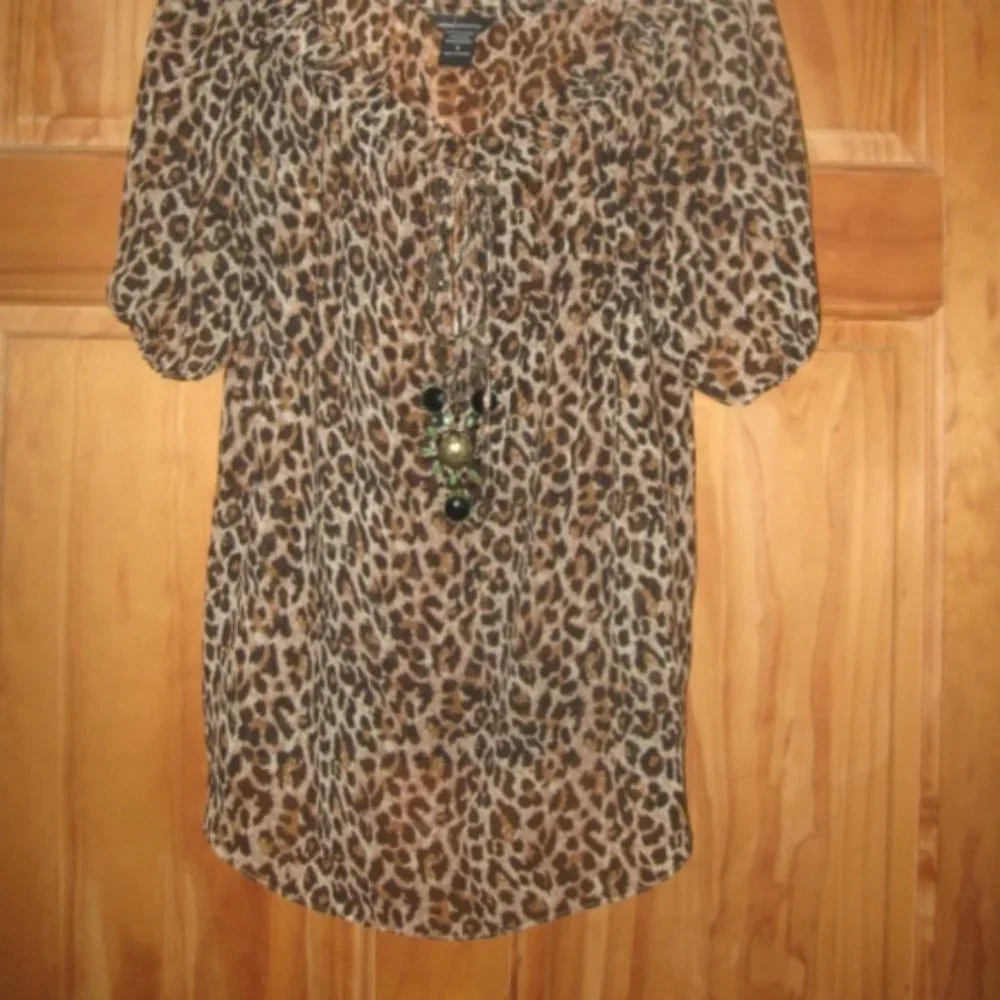 Moda International Leopard Shear Top with Design on Front - Picture 5 of 5